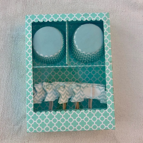 Cupcake Liners & Flags Set Chevron Print Blue - Picture 1 of 3